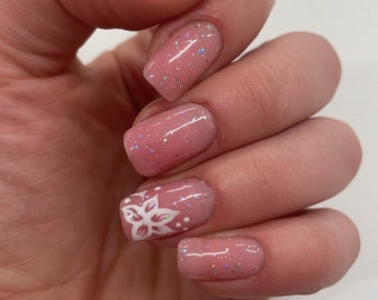 Light Pink and White Flower With a Sparkle Nail Set