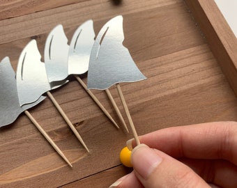 Haifischflossen-Cupcake oder Zahnstocher-Topper. Ideal für eine Hai-Geburtstagsdekoration, eine Hai-Party oder eine Hai-Feier. Holen Sie es sich noch heute!