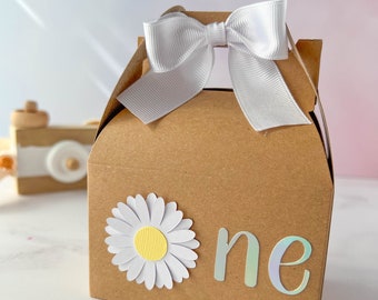 Daisy Gable Box in MINI SIZE. Great, smaller box for any Daisy Party,Daisy birthday, First birthday.Use for small favors and candies.