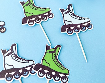Puede incluir: Cuatro adornos para cupcakes con temática de patines. Dos son verdes y dos son azules. Los adornos son de papel y tienen un palo en la parte posterior para insertar en los cupcakes.