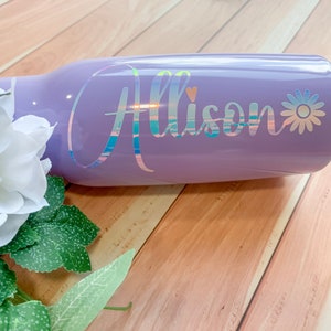 Może przedstawiać: Fioletowa butelka na wodę ze stali nierdzewnej z holograficzną naklejką z napisem "Allison" i stokrotką.