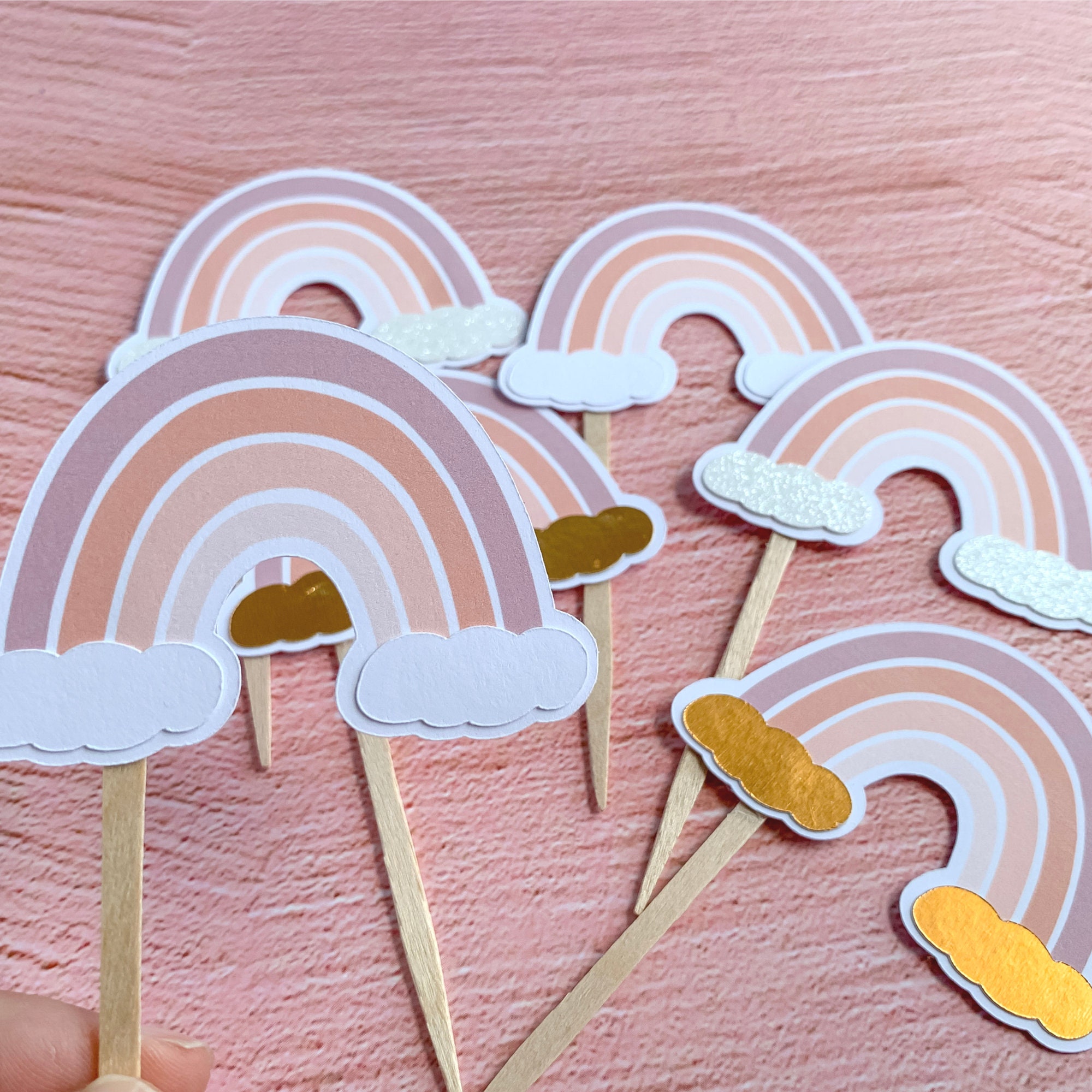 Boho Regenbogen Cupcake Topper mit rosa Farben. Ideal für eine Boho-Regenbogen-erste Geburtstagsparty, eine Boho-Regenbogen-Babyparty oder jede andere Regenbogenparty!