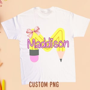 Lápis de volta às aulas para crianças Png, nome do alfabeto personalizado Png, camisa personalizada para crianças da escola Png, material escolar fofo Png, design de sublimação