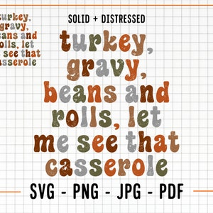 Puede incluir: Un diseño digital con el texto "turkey, gravy, beans and rolls, let me see that casserole" en una fuente desgastada. Las palabras están en tonos de marrón, naranja, verde y gris. Los tipos de archivo incluyen SVG, PNG, JPG y PDF.