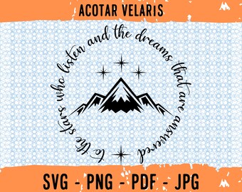 Könnte beinhalten: Schwarzweißes Grafikdesign mit einer Bergkette mit Sternen und dem Text "To the stars who listen and the dreams that are answered".