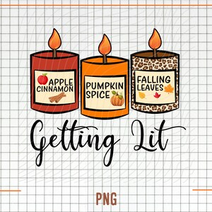 Op de afbeelding: Drie kaarsen met herfstgeuren. De kaarsen zijn rood, oranje en bruin met witte etiketten. De etiketten zeggen "Appel Kaneel", "Pompoen Specerij" en "Vallende Bladeren". De tekst "Getting Lit" is in zwarte cursieve letters onder de kaarsen geschreven.