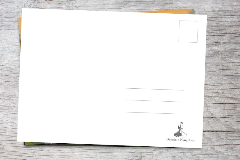 Puede incluir: Una postal blanca en blanco con l&iacute;neas para la direcci&oacute;n y un cuadro para el sello. La postal est&aacute; sobre un sobre marr&oacute;n y una tarjeta verde y amarilla. El logotipo de Graphic Kingdom est&aacute; en la esquina inferior derecha.