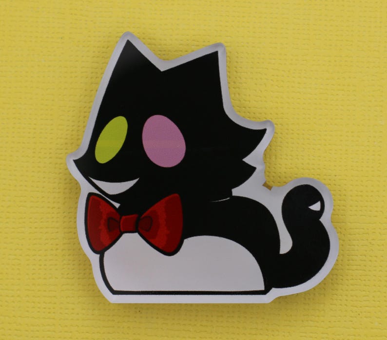 Puede incluir: Un personaje de dibujos animados en blanco y negro con forma de gato, con pajarita roja, ojos verdes y rosas y una sonrisa. Sobre un fondo amarillo.