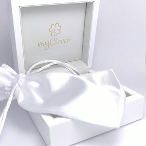 Sonajero para bebé de plata de ley grabado, regalo personalizado para bebé. white glossy box