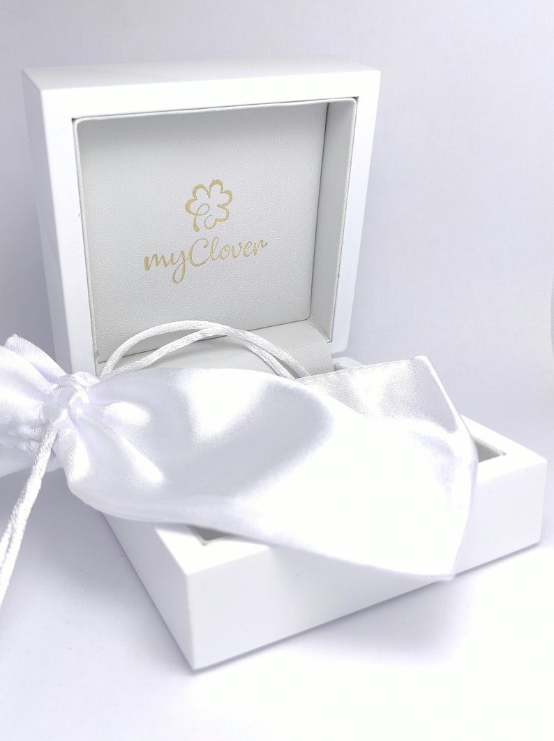 Sonajero para bebé de plata de ley grabado, regalo personalizado para bebé. white glossy box