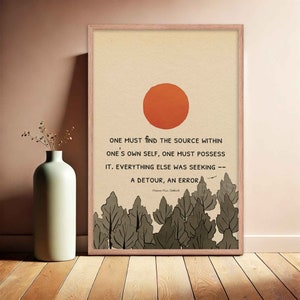 Op de afbeelding: Een beige poster met een citaat over het vinden van de bron in jezelf. Het citaat staat in zwarte tekst en is omgeven door een bos scène met een grote oranje zon op de achtergrond.
