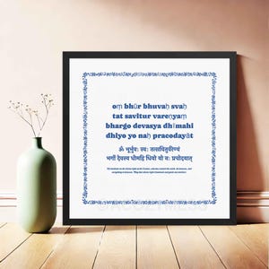 Poster del mantra Gayatri in blu e bianco rilassante – Arte murale spirituale per la casa o lo spazio di meditazione