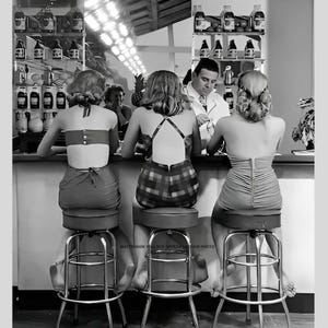 Vintage foto vrouwen drinken aan de bar muurkunst | Cadeau bardecoratie zwart-wit print | Retro keukenposter fotografie | Digitaal 203