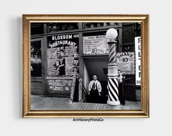 Può includere: Stampa incorniciata in bianco e nero di un ristorante e barbiere vintage. Il ristorante, "Blossom 103", mostra un menu con prezzi. Un palo da barbiere con strisce bianche e nere è all'esterno. Un uomo in giacca e cravatta è sulla porta.