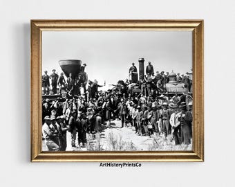Peut inclure: Photographie encadrée en noir et blanc d'un groupe de personnes rassemblées autour d'une locomotive à vapeur. L'image est une représentation historique d'une foule, probablement en train de célébrer ou d'observer le train.