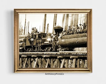 Peut inclure: Impression encadrée en sépia d'un train forestier d'époque. Le train, chargé de grumes, est sur un pont en treillis de bois. Plusieurs personnes sont assises sur les grumes et le train. L'impression est sépia et encadrée dans un cadre doré.