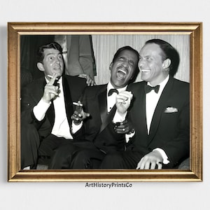 Puede incluir: Impresión en blanco y negro enmarcada con tres hombres en esmóquines riendo. Un hombre sostiene un cigarrillo. La impresión está en un marco dorado y es una fotografía vintage.