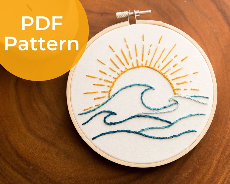 Peut inclure: Un mod&egrave;le PDF pour un motif de broderie en forme de soleil jaune avec des rayons et des vagues bleues.