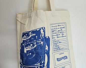 Wave to earth tote bag