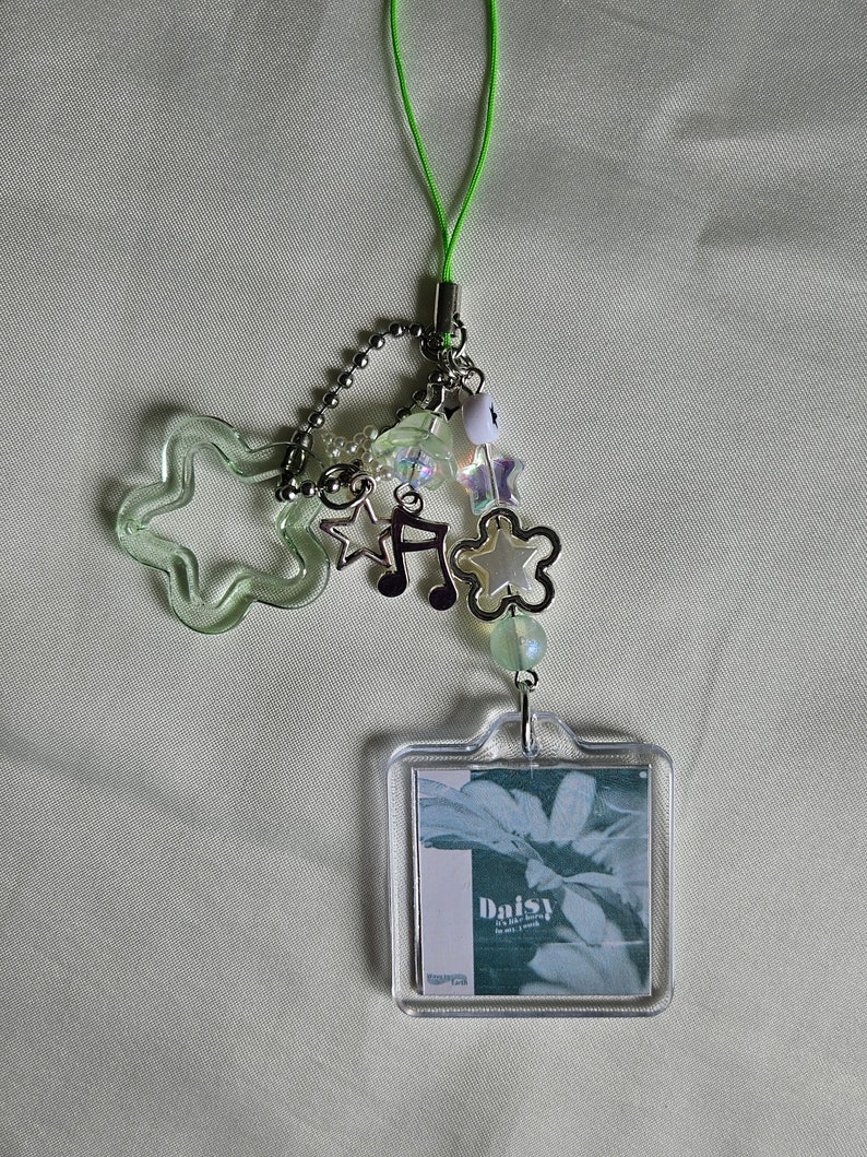 Wave to earth keychain Green