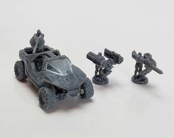 Könnte beinhalten: Ein graues Spielzeugfahrzeug aus Kunststoff mit einer Figur oben, zwei graue Spielzeugwaffen aus Kunststoff mit Figuren und einer grauen Kunststoffbasis.