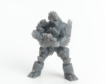 Pode incluir: Uma figura de ação de plástico cinza de uma criatura com cabeça e corpo de réptil, vestindo armadura e segurando uma arma. A figura está em posição de combate.