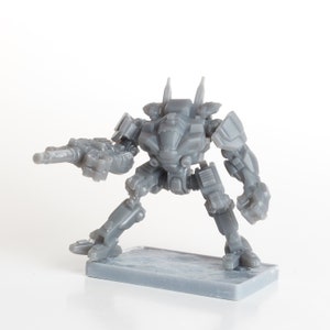 Op de afbeelding: Een grijs plastic speelgoedrobot met een pistool in zijn rechterhand. De robot staat op een grijze basis.