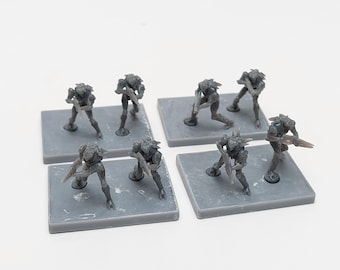 Puede incluir: Ocho figuras en miniatura de plástico gris de criaturas humanoides con armas, de pie sobre bases cuadradas grises. Las figuras están en varias posturas de acción.