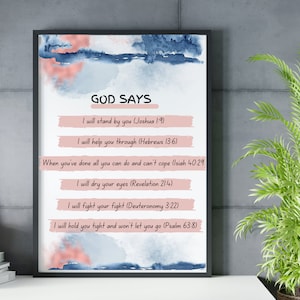 Può includere: Un design di arte da parete stampabile con uno sfondo ad acquerello in tonalità di blu e rosa. Il testo recita "DIO DICE" e include diversi versetti biblici sulle promesse di Dio.