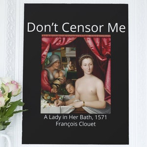 Op de afbeelding: Een ingelijste print met de tekst "Don't Censor Me" boven een reproductie van François Clouet's "A Lady in Her Bath, 1571". Het kunstwerk toont een vrouw in bad met andere figuren. De lijst is wit.