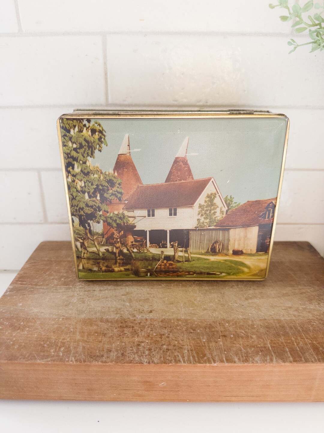 1950s Vintage English Biscuit Box Kent Scene Grigg Farm Headcorn Edward