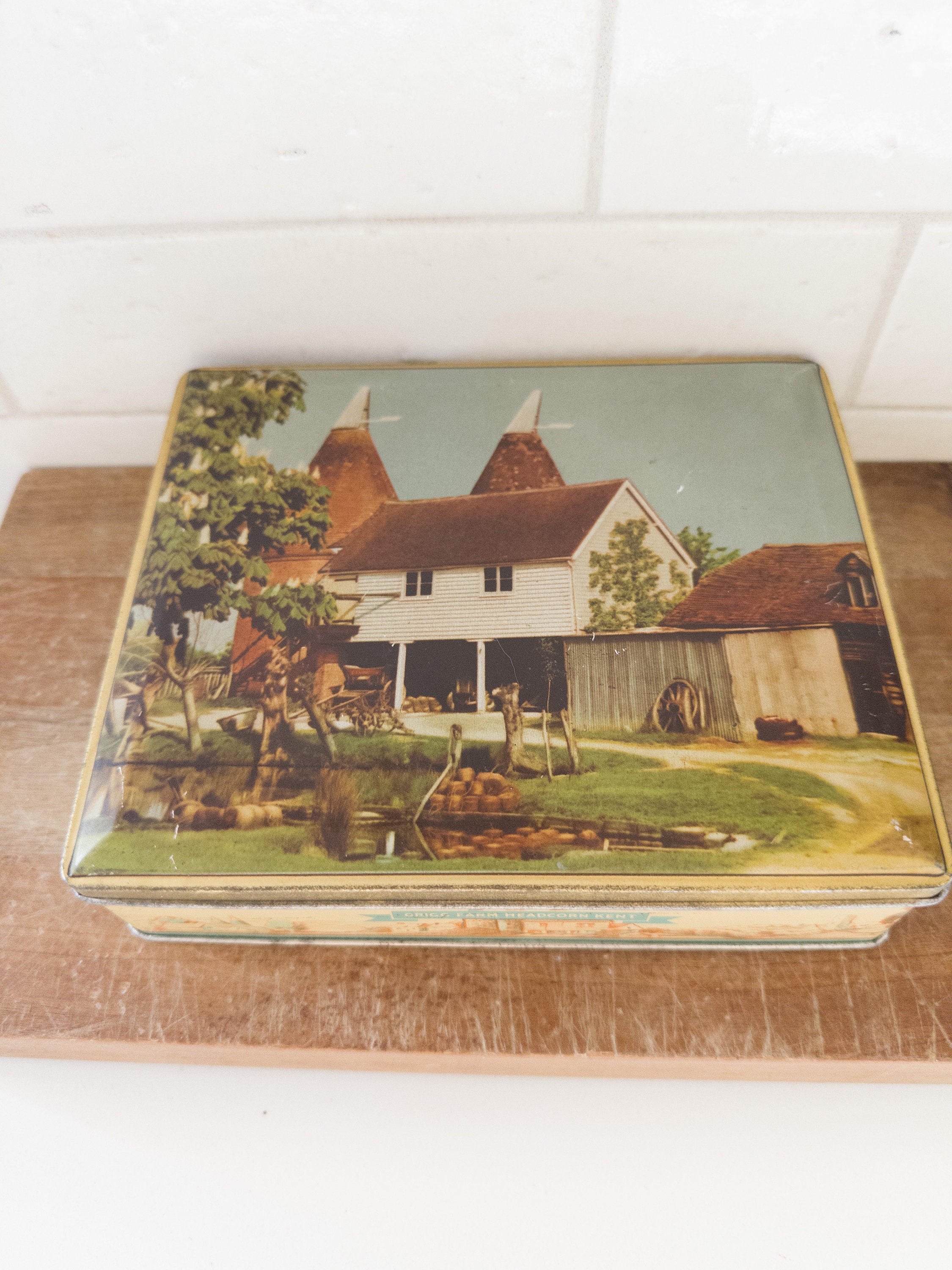 1950s Vintage English Biscuit Box Kent Scene Grigg Farm Headcorn Edward