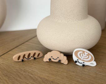 Ensemble d'aimants croissant, baguette et latte, jolie décoration de cuisine d'inspiration française, aimants imprimés en 3D avec un visage et des pieds adorables