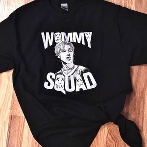 Camiseta gráfica original &quot;Wommy Squad&quot; da ATEEZ Wooyoung