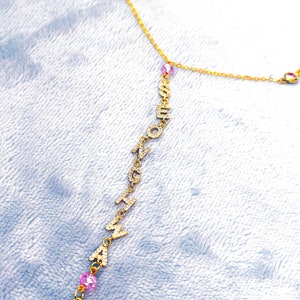 ATEEZ SEONGHWA Collar estilo lazo de piedras preciosas doradas