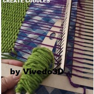 Può includere: Un telaio in legno con filato verde e viola che viene tessuto. Il telaio ha un cartello che recita "Wonderful to weave the threads of life to create cuddles by ViveDo3D".