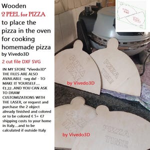 Könnte beinhalten: Helle Holz-Pizzaschieber mit der Gravur "PIZZA TIME". Die Schieber haben einen Griff. Das Bild zeigt auch den Text "2 PEEL for PIZZA" und "by Vivedo3D".
