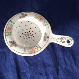 Passoire à thé en porcelaine peinte à la main Nippon avec motif floral