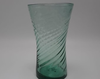 Vaso de vidrio soplado a mano con remolino verde acanalado
