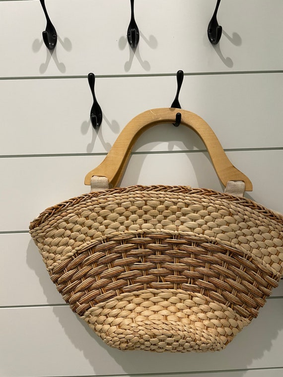 beach bag with wooden handle