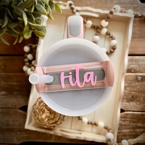 Regalo para mamá, etiqueta de nombre personalizada para vaso, 64 oz, 40 oz, 30 oz, 20 oz, accesorios para vaso, placa de nombre personalizada, extintor H2.0, solo regalos para despedidas de soltera