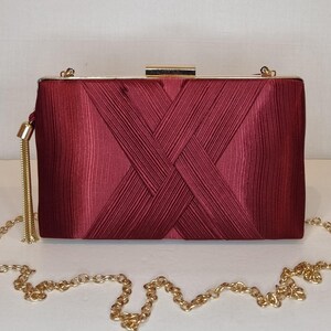 Burgunder-rote geraffte Satin-Quaste verzierte Abend-Handtasche