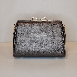 Pochette de soirée noire vernie en cristal texturé ornée d'un nœud - DERNIER PRODUIT