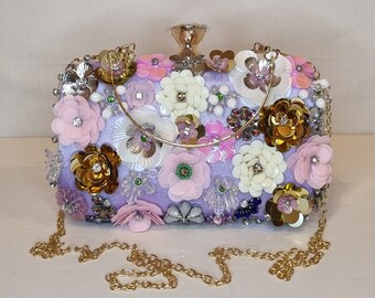 Pochette de soirée lilas florale violette, cristaux et diamants, perles de losanges ornées à la main