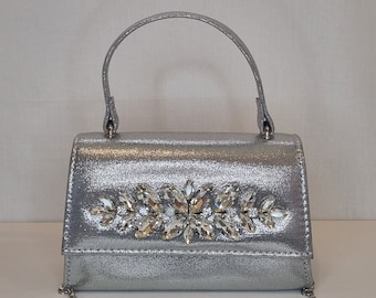 Bolso de mano de noche con asa superior adornado a mano con diamantes de cristal metálico plateado