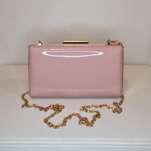 Pochette de soirée ornée de vernis classique rose poudré