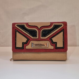 Monedero multicompartimentos con purpurina y cuero sintético en color tostado, rojo y negro