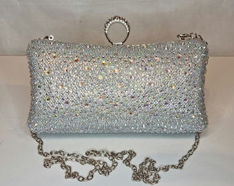 Bolso clutch de noche con adornos de diamantes y cristales plateados