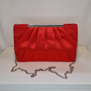 Roter Satin verzierte Abendunterarmtasche
