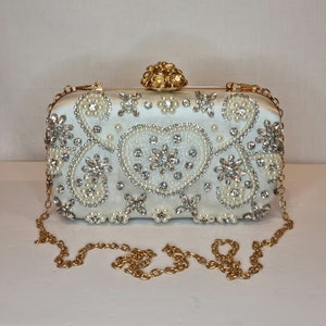 Bolso de mano de noche adornado a mano con cuentas de perlas y diamantes de cristal floral color champán marfil